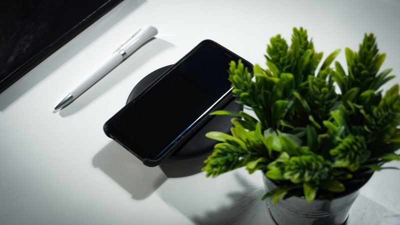 机に置かれたスマートフォン