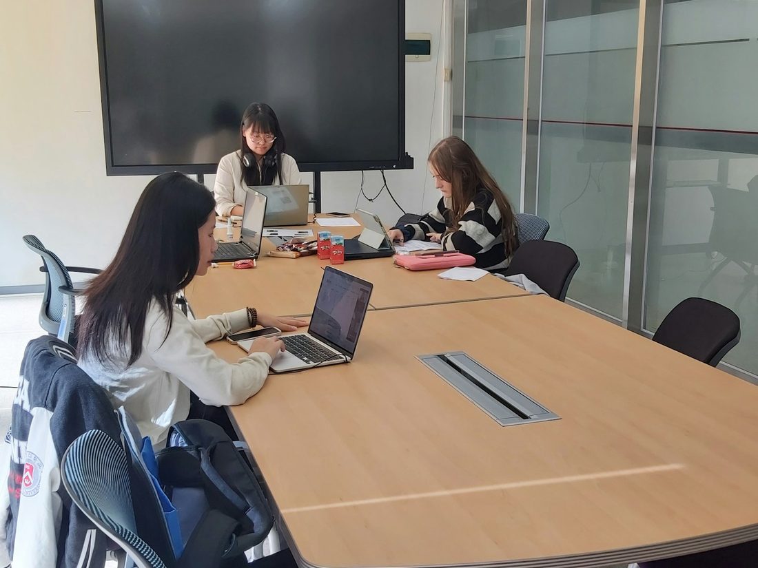 会議室で作業するメンバー